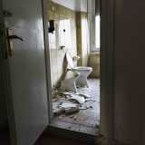 ...e un altro ufficio dove oltre a un bagno distrutto...